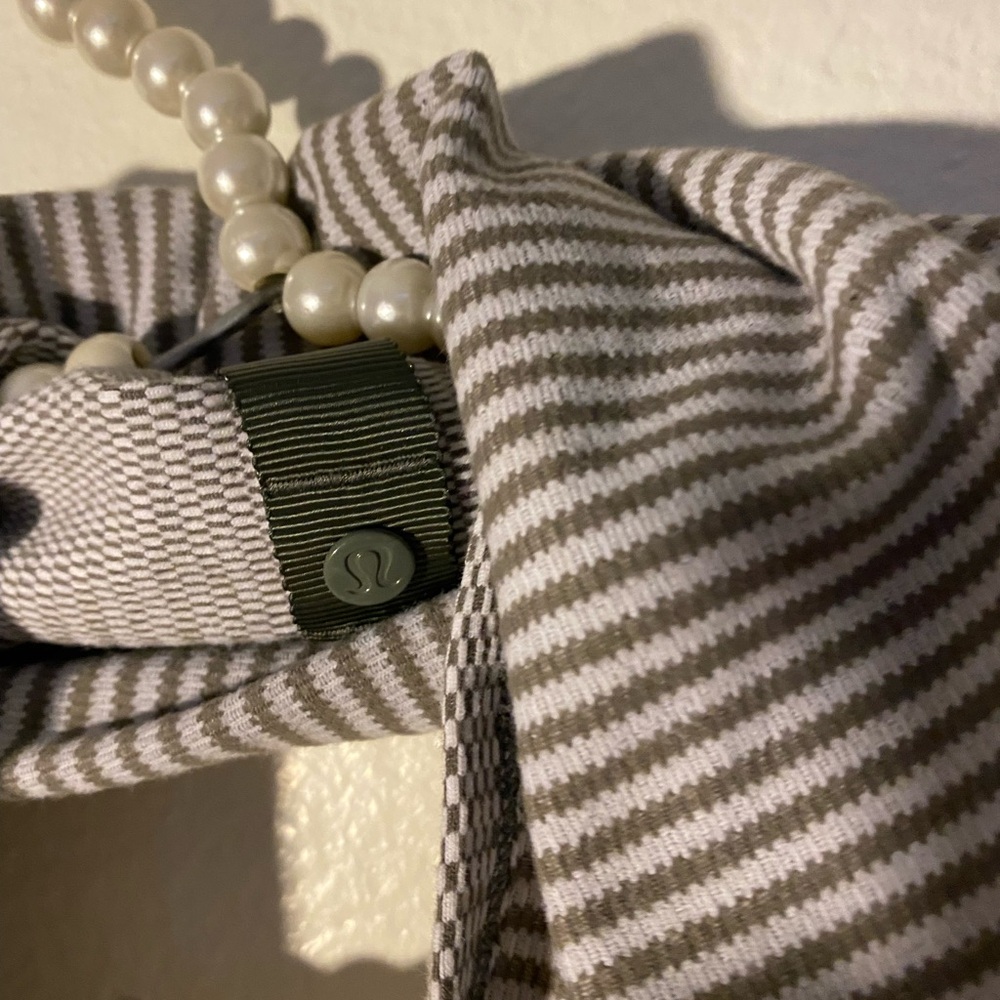Lululemon Vinyasa Scarf Wrap Reversible Logo Snap Stretch Striped Gray White OS - Picture 4 of 5